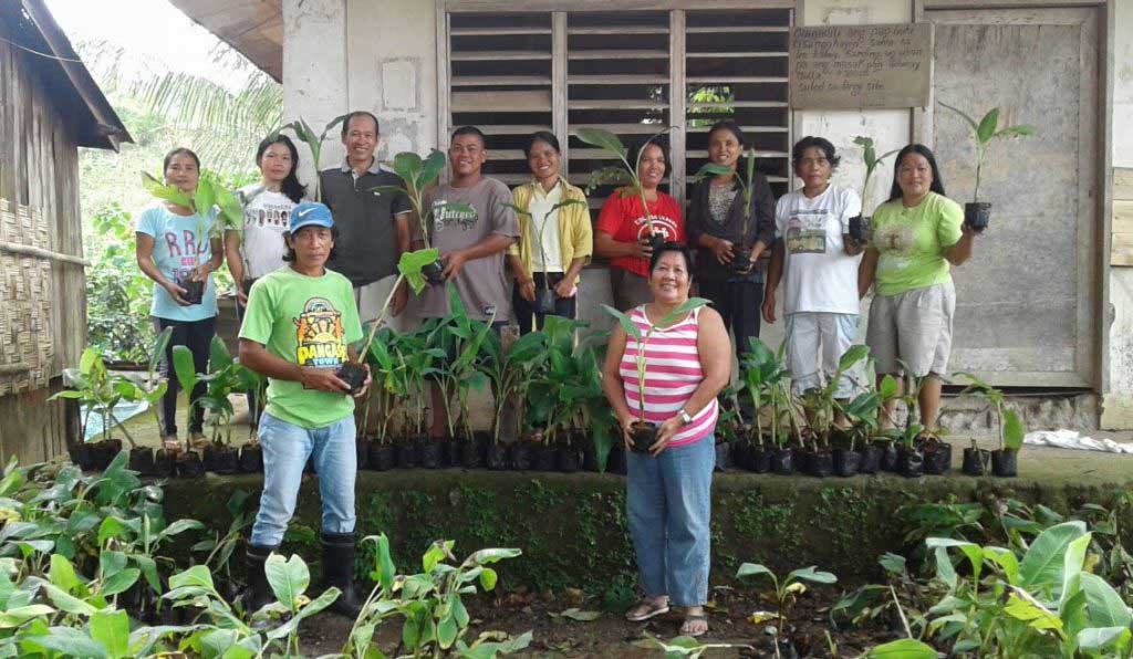 Zamboanga del Norte farmer-beneficiaries receive banana plantlets from SAAD