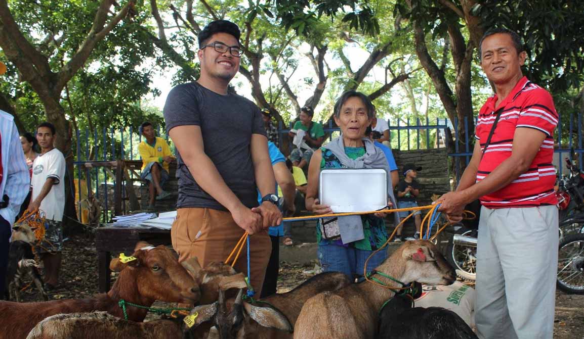 Negros Oriental farmer-partners receive 275 heads of goat from DA’s SAAD Program