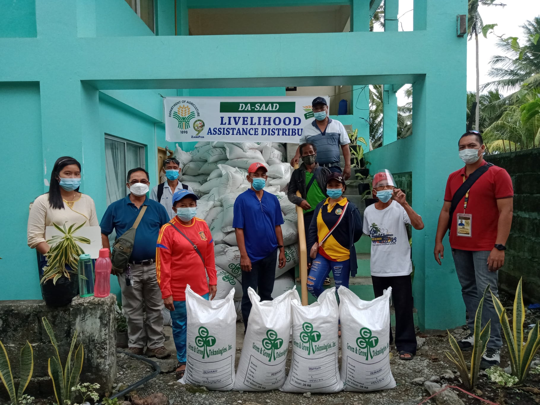 35 Katipunan farmers accept 140 bags upland rice seeds