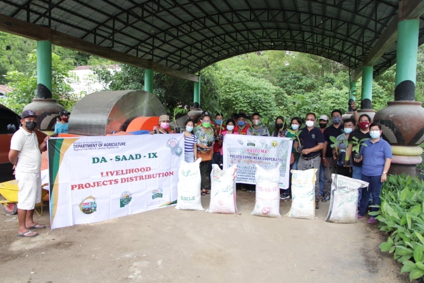 Siayan farmers receive banana production inputs worth Php 1M