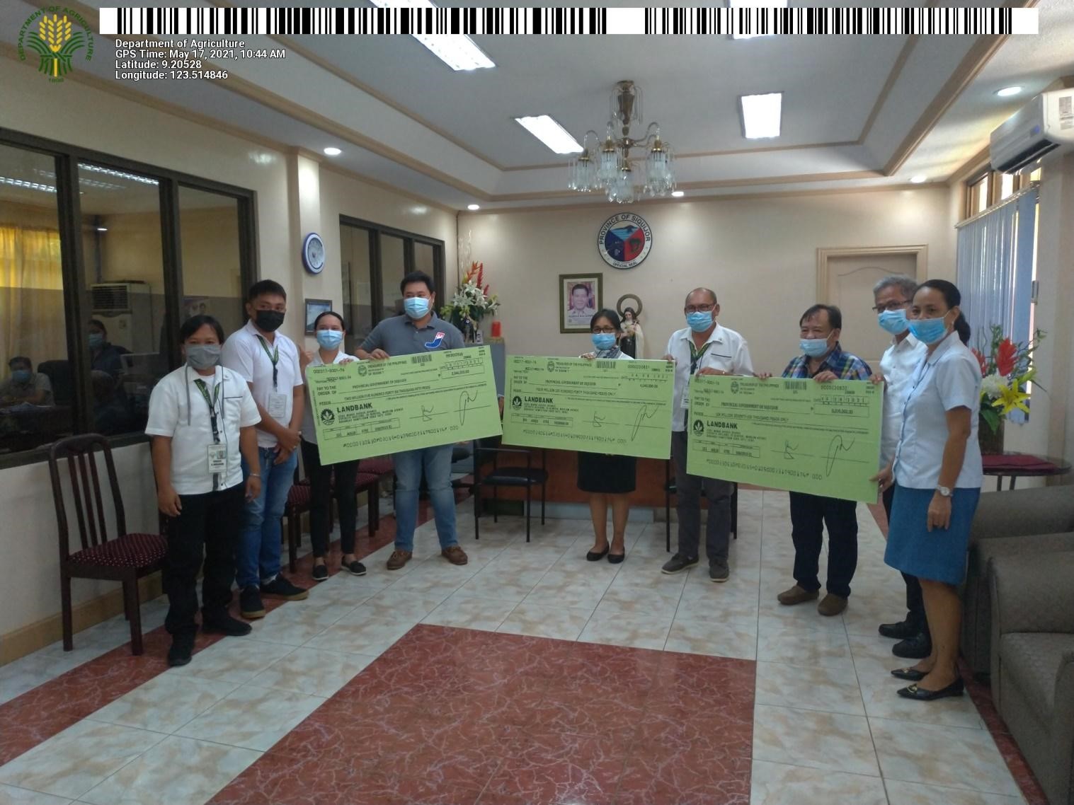 DA-SAAD turns over Php 10.7M to boost poultry and livestock in Siquijor