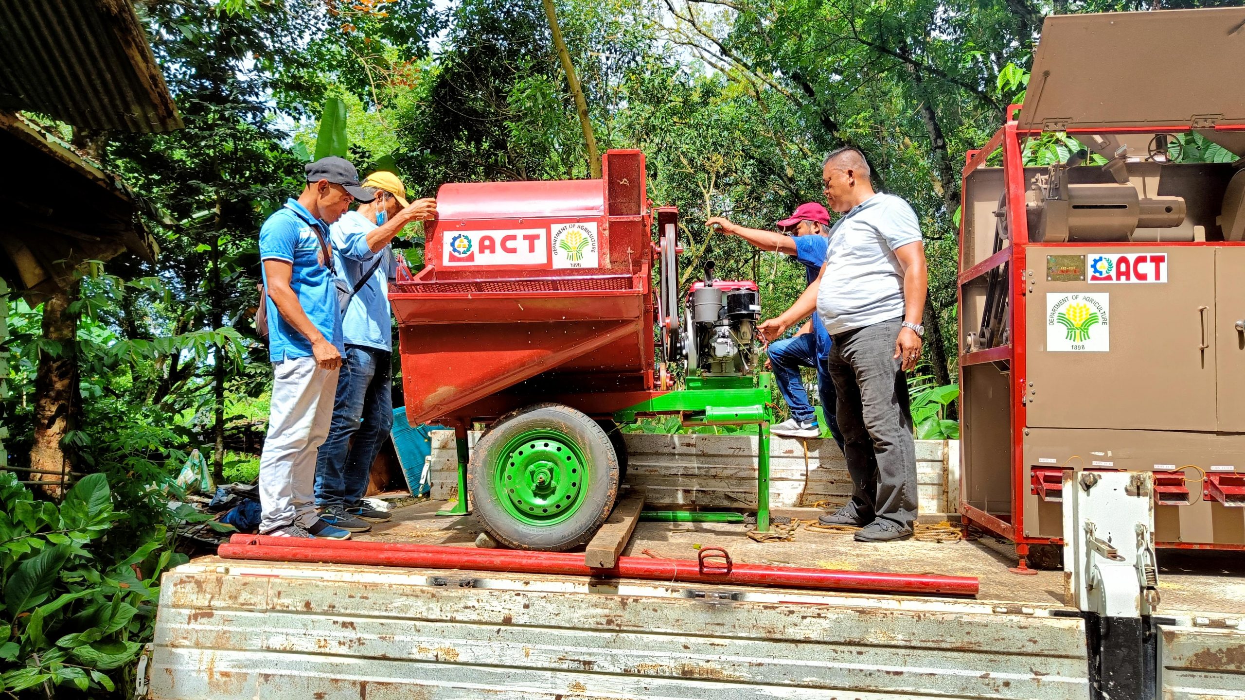 Corn farmers in ZDN receive postharvest machineries