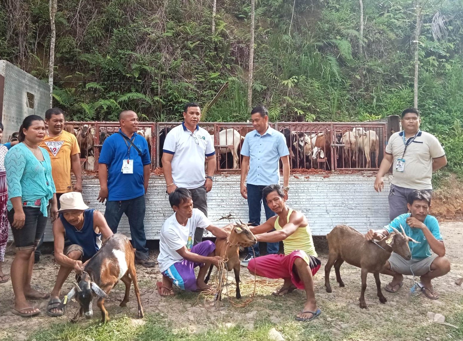 25 Sibugay livestock raisers receive goat raising project from DA-SAAD Region 9