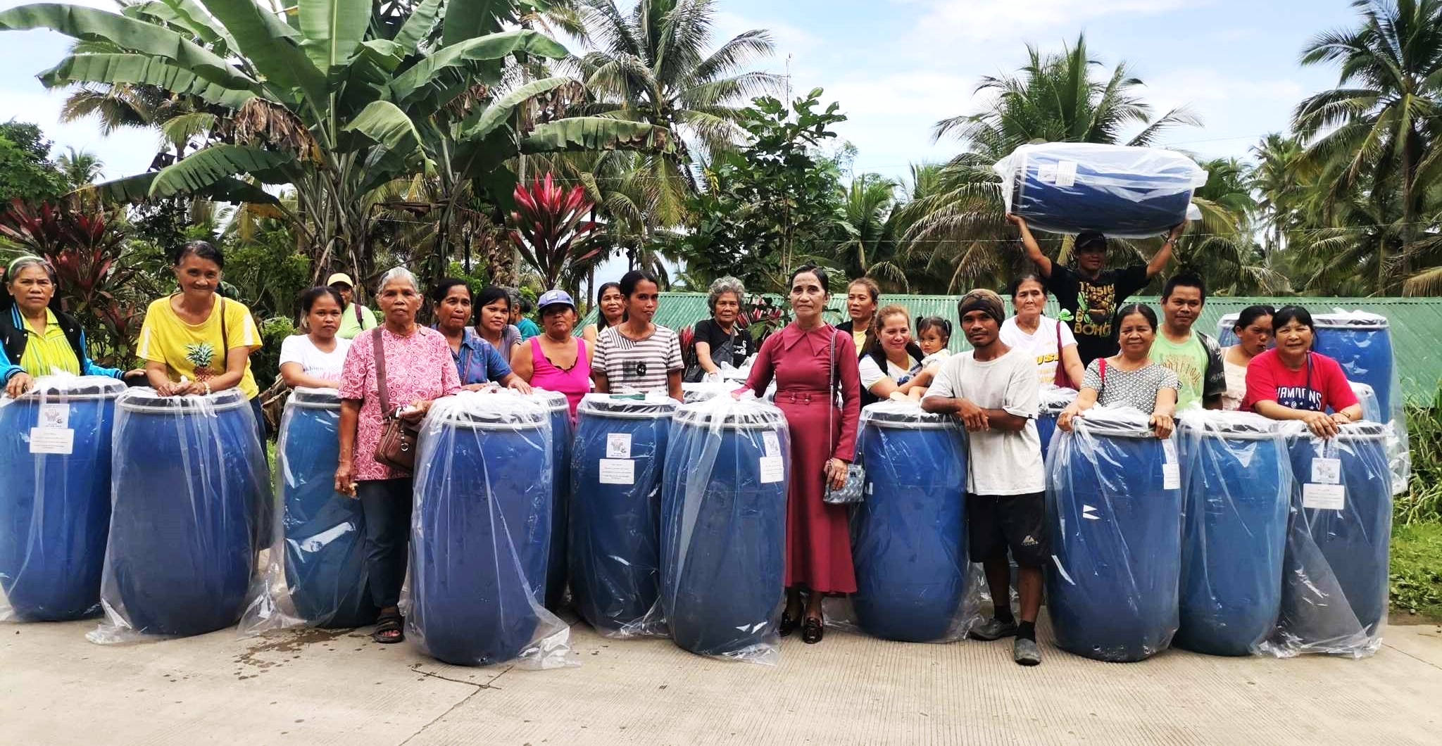 SAAD Central Visayas provides plastic drums to boost integrated sweet corn, cattle projects for NegOr FAs